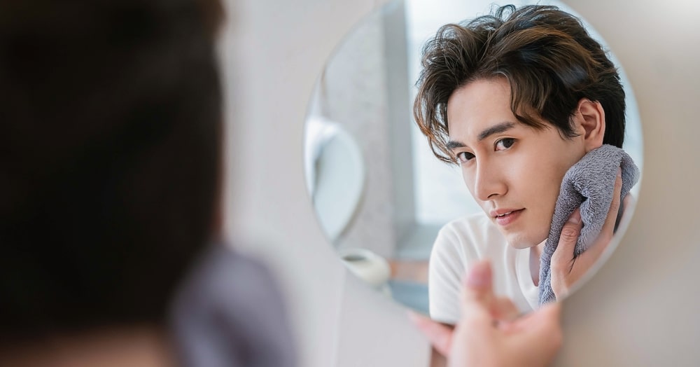 Closeup,Portrait,Of,Handsome,Beautiful,Asian,Boy,With,Mirror,Makeup